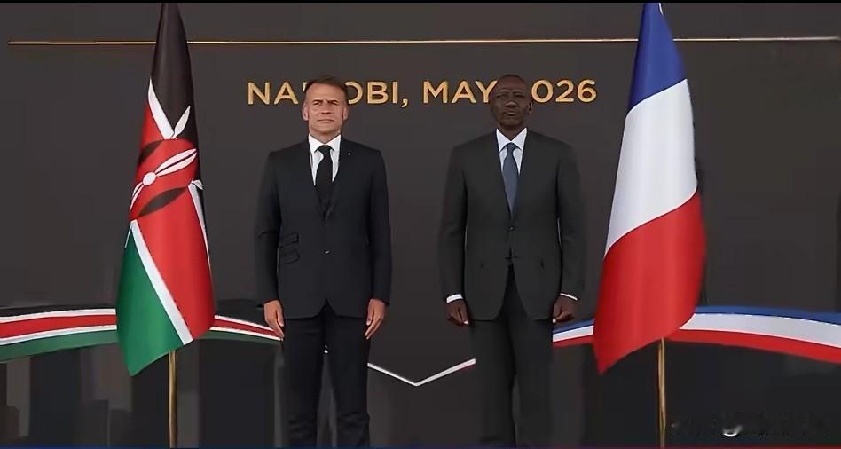 法国总统马克龙访问肯尼亚，肯尼亚总统威廉·鲁托在内罗毕国家大厦欢迎马克龙来访。