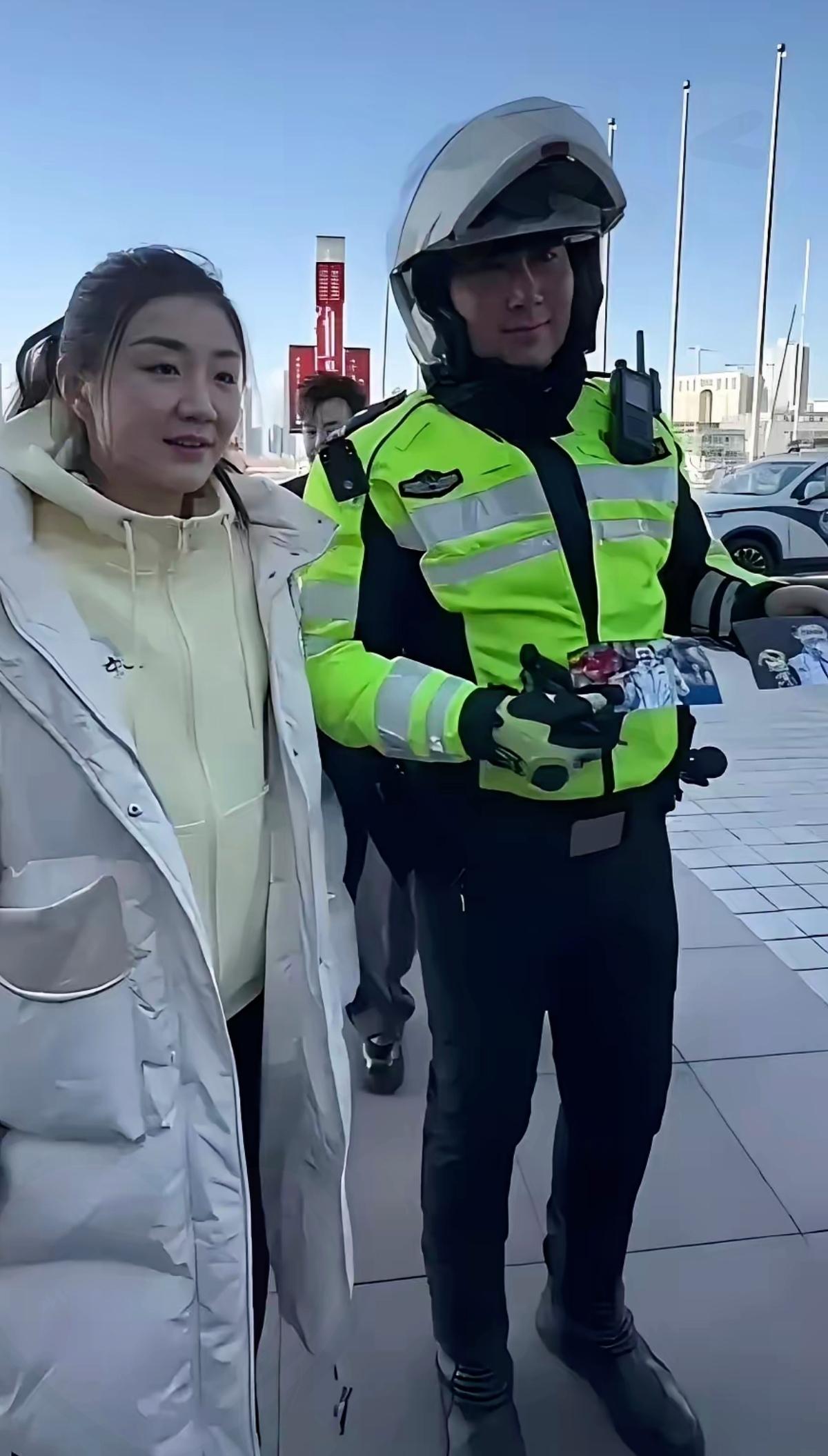 谁懂啊！等车半小时绝望到想骂街，交警一句话居然秒解决！
 
         逛