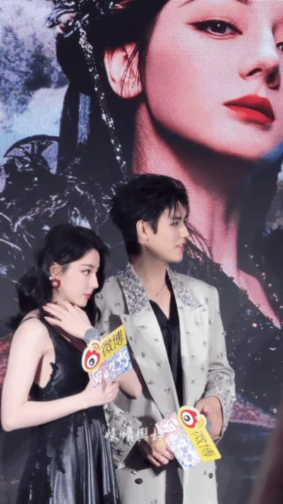 陈飞宇和迪丽热巴说悄悄话 这个迪丽热巴到底怎么美成这样的啊！和陈飞宇站在一起说悄