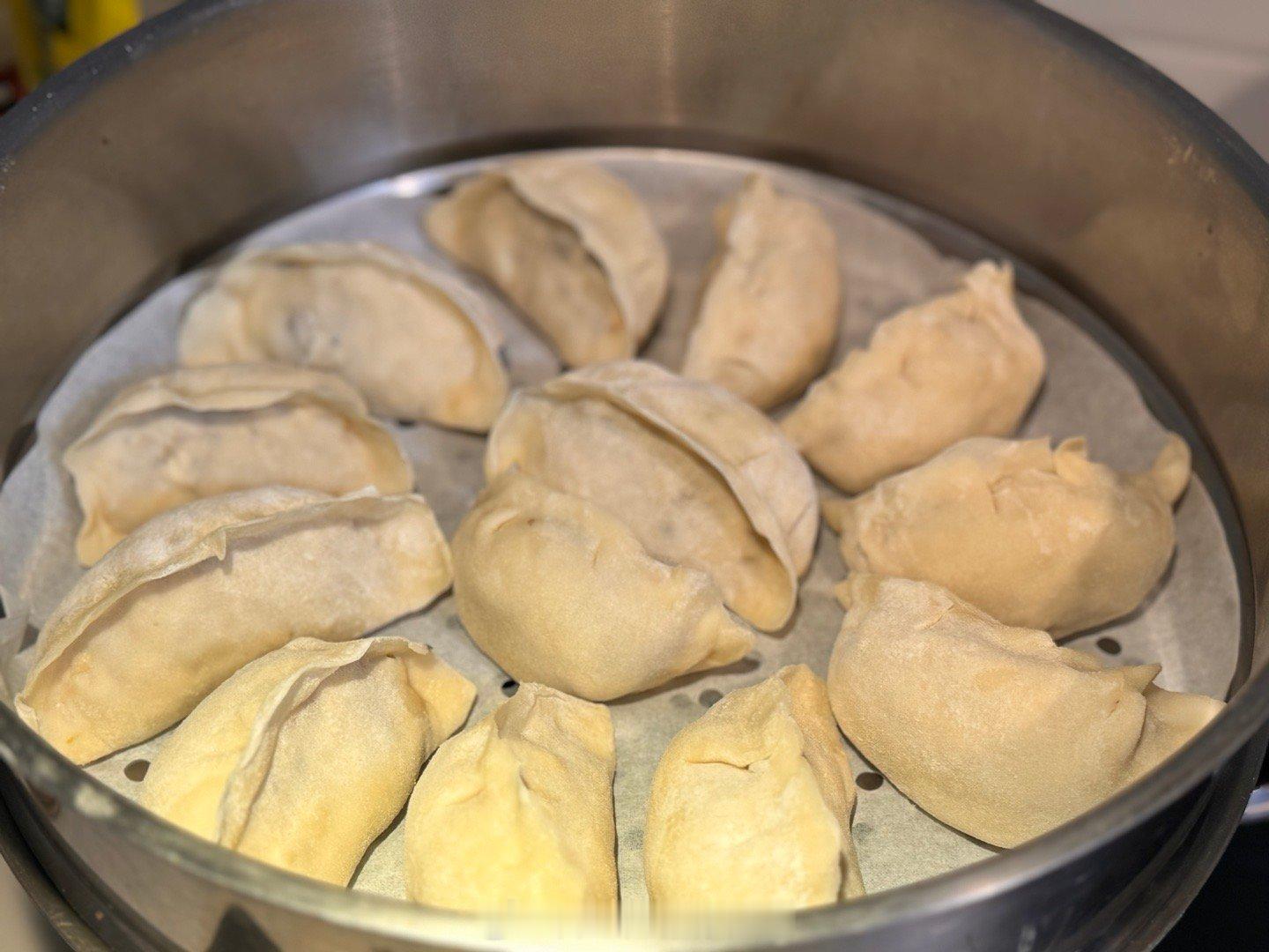 早上起床到现在一刻没闲着[笑cry]家务活也不知道咋这么多。晚上包了三家吃的饺子