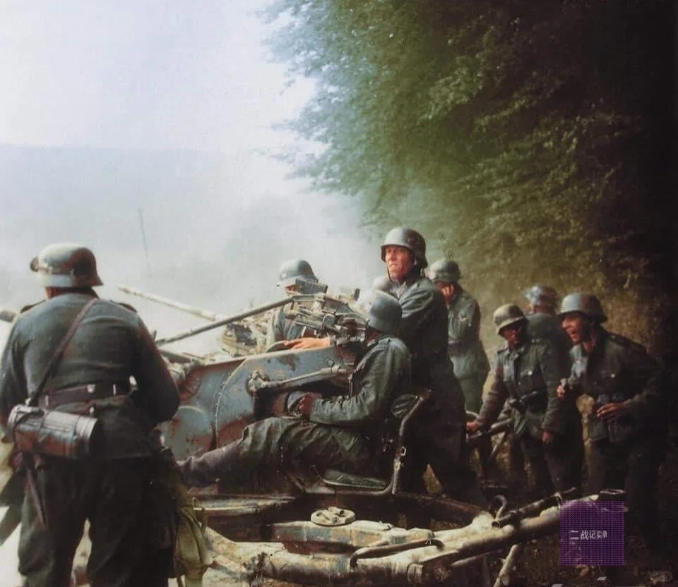 1940年夏天，在法国，一组德国国防军正在用Flak 30/38射击。...