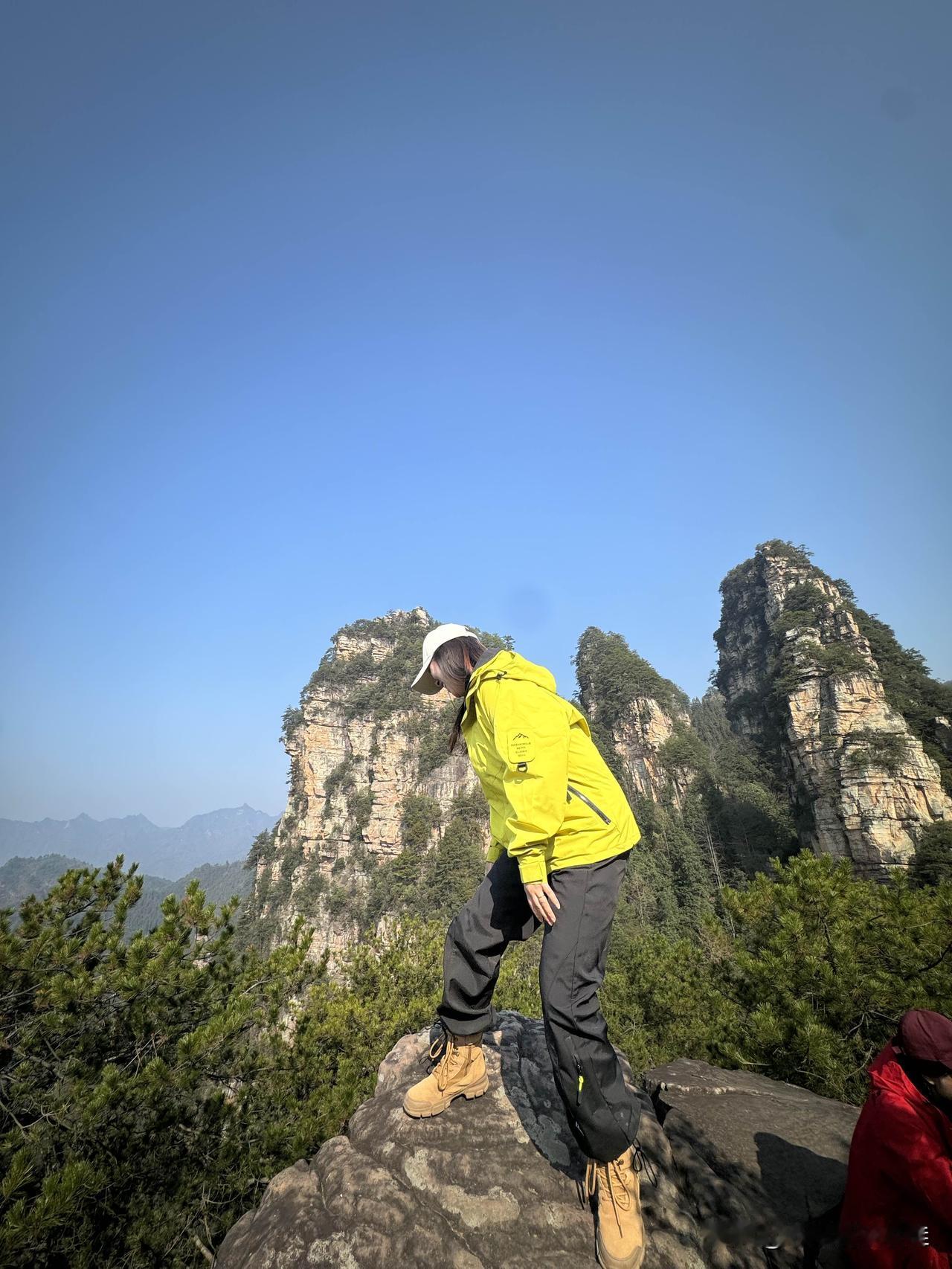 发一张站在高山上拍的图片