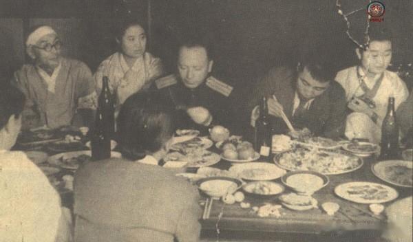 1945年解放后，进驻朝鲜的苏军司令官奇斯查科夫（中）和曹晚植（左）、金日成（右