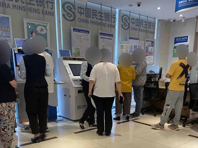 银行也开始反内卷！网点直接公示中午关门午休一个半小时，直接吵上全网热搜。

员工
