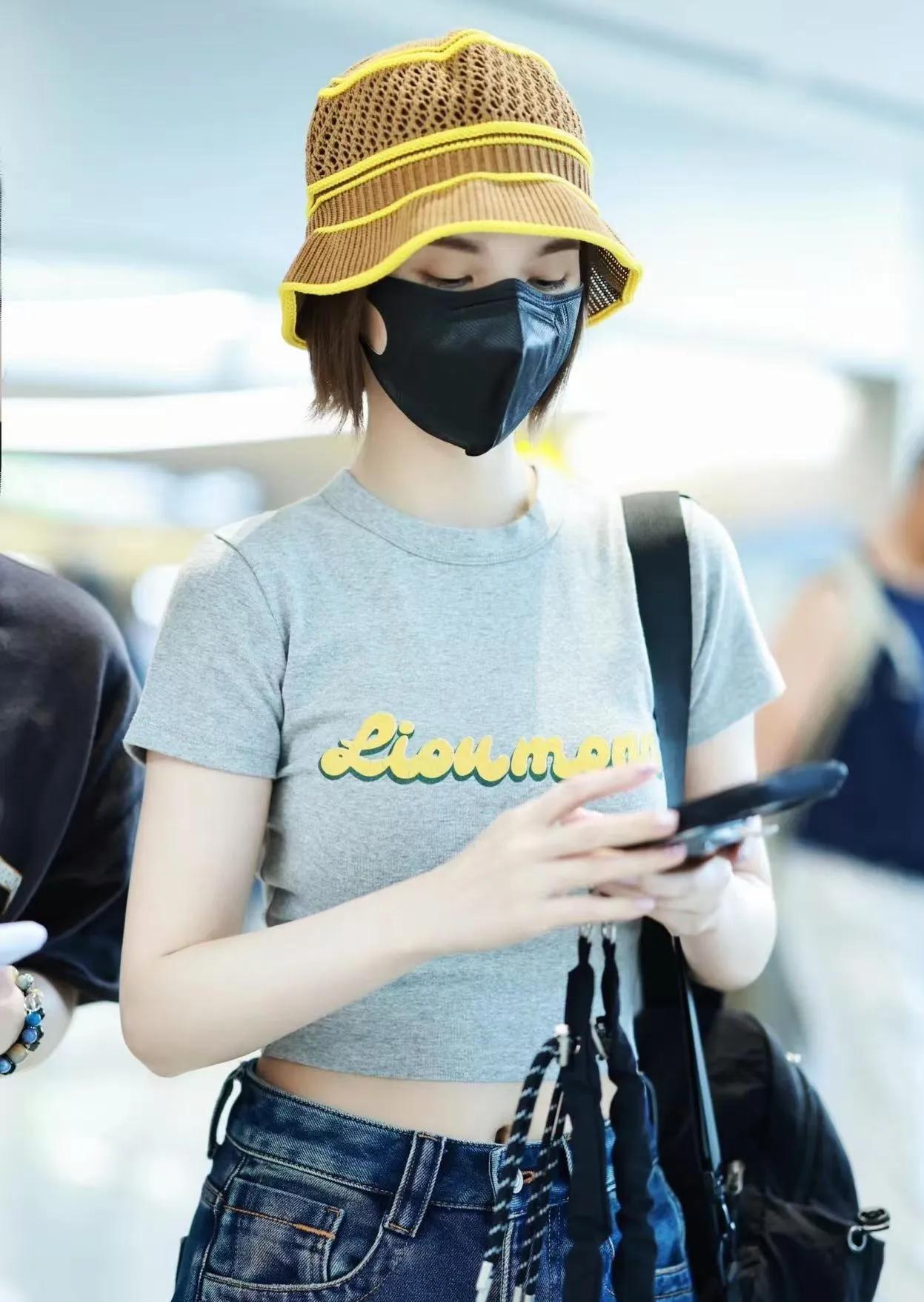 杨丞琳机场私服教科书！短款灰印花露腰T+高腰阔腿牛仔，再搭配镂空撞色渔夫帽，上短