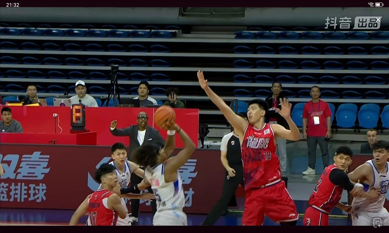 杰克逊打徐昕时间差，徐中锋防守有进步，广州队后卫线防守太差

广州队83:84输