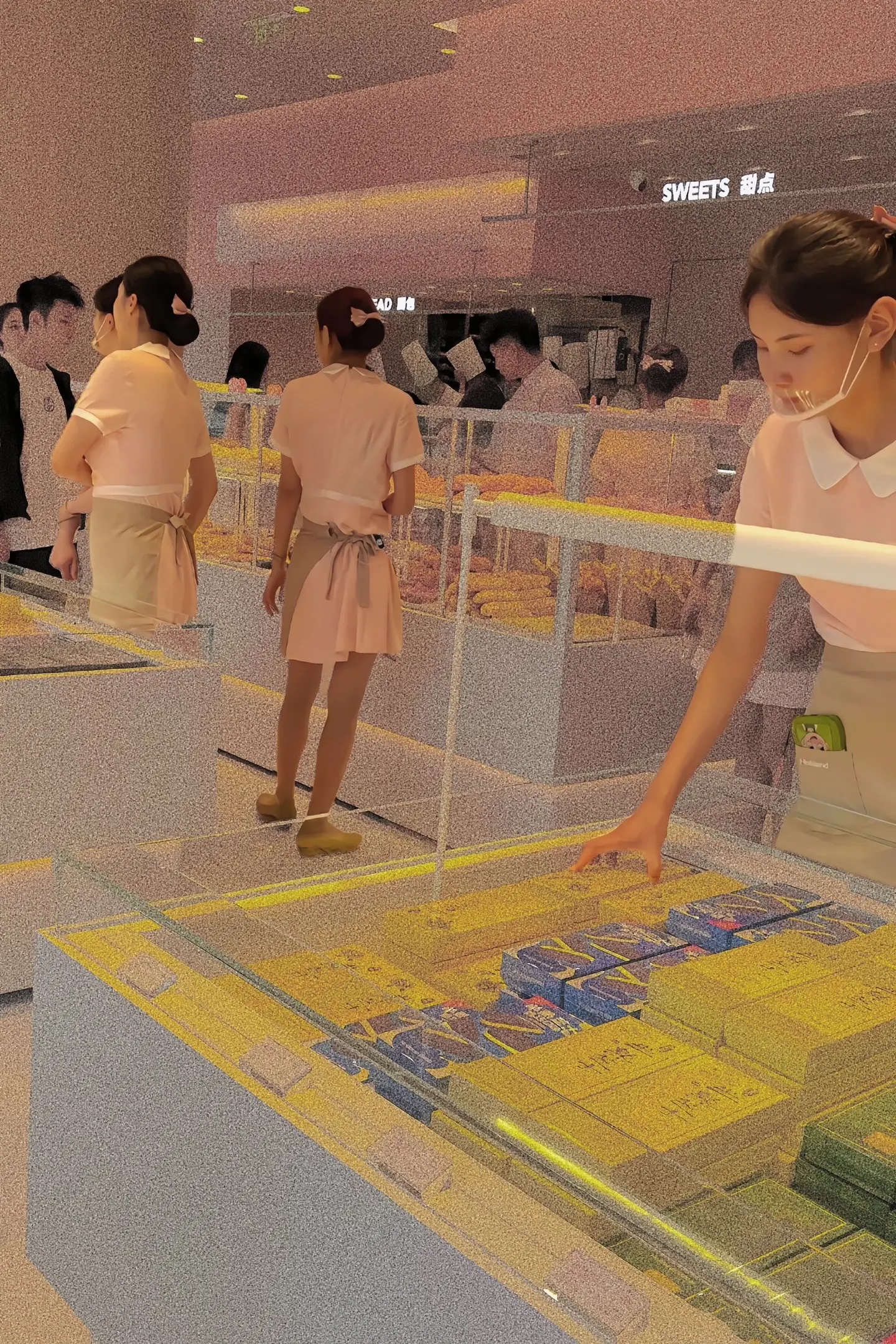 好利来的小姐姐好好看啊