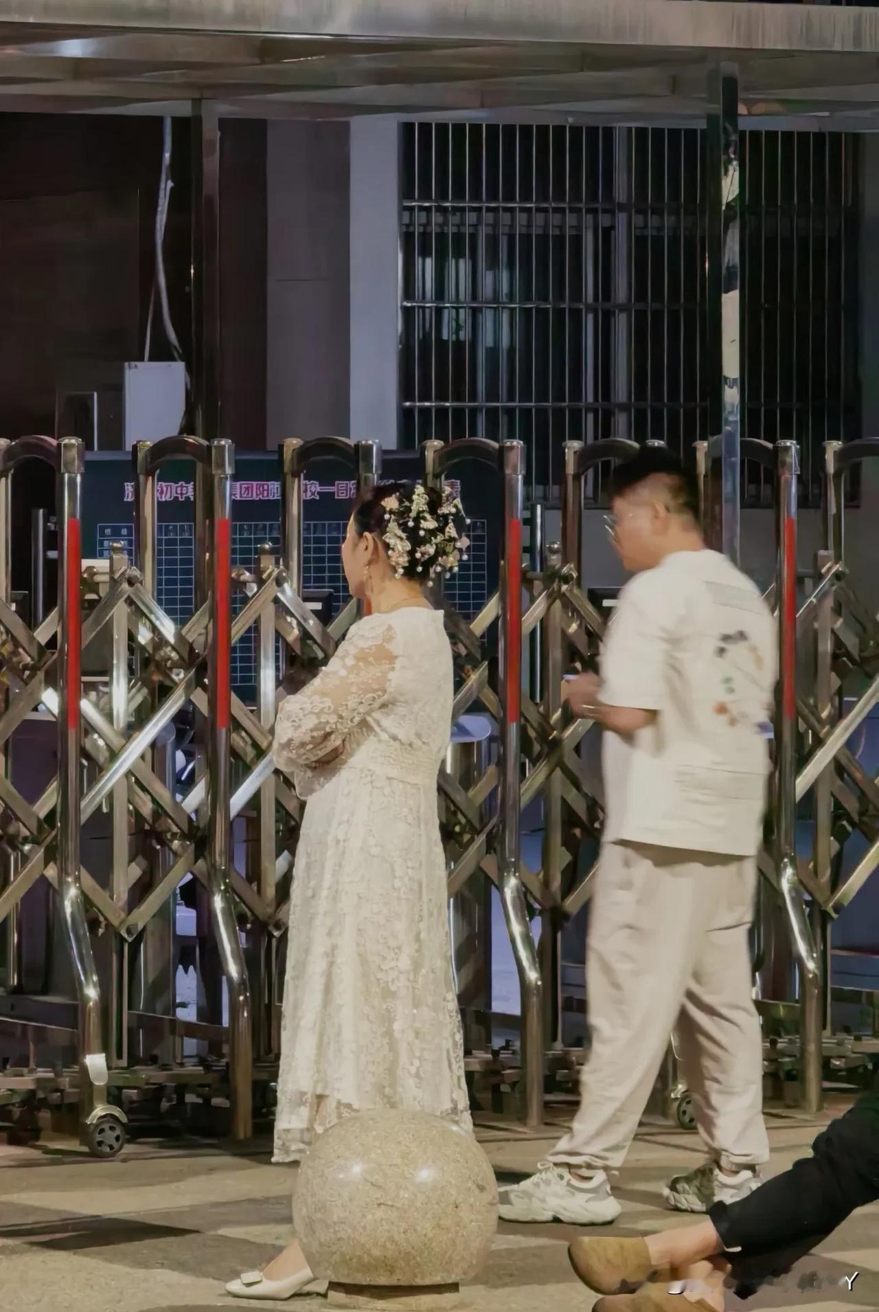 这是哪个新娘晚饭没吃完跑出来接娃了吧？