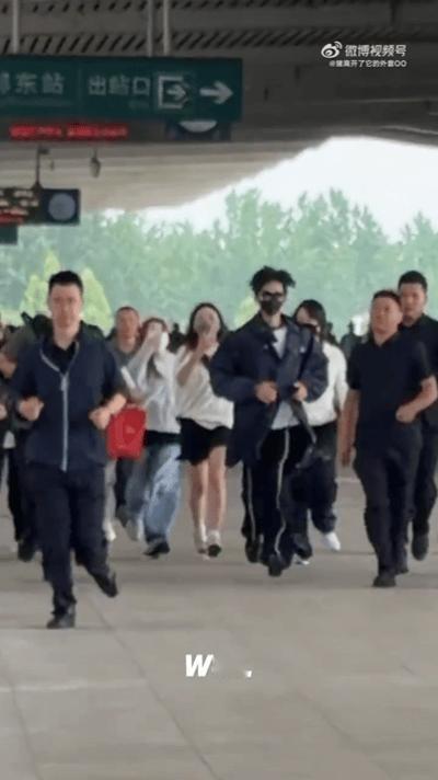丞磊军训拉练丞磊确定不是军训拉练吗 丞磊赶高铁，粉丝们的速度直接拉满，这阵仗军训