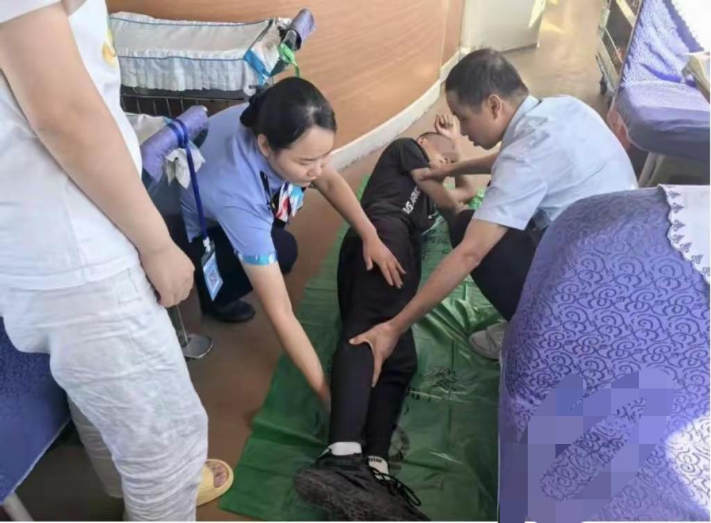 铁轨上的白衣身影：医生夫妻的千里救援路

K454次列车刚过兰州站，窗外的黄土高