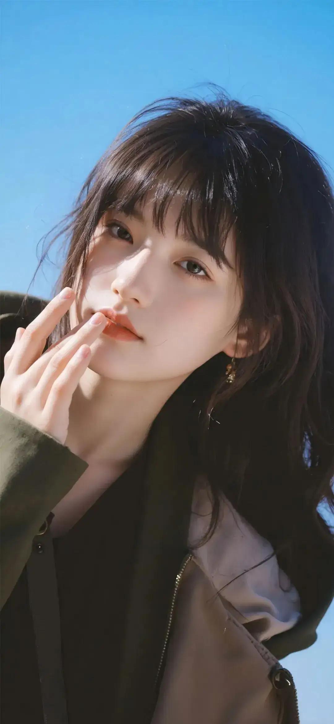 轻纱遮面，笑语盈盈。