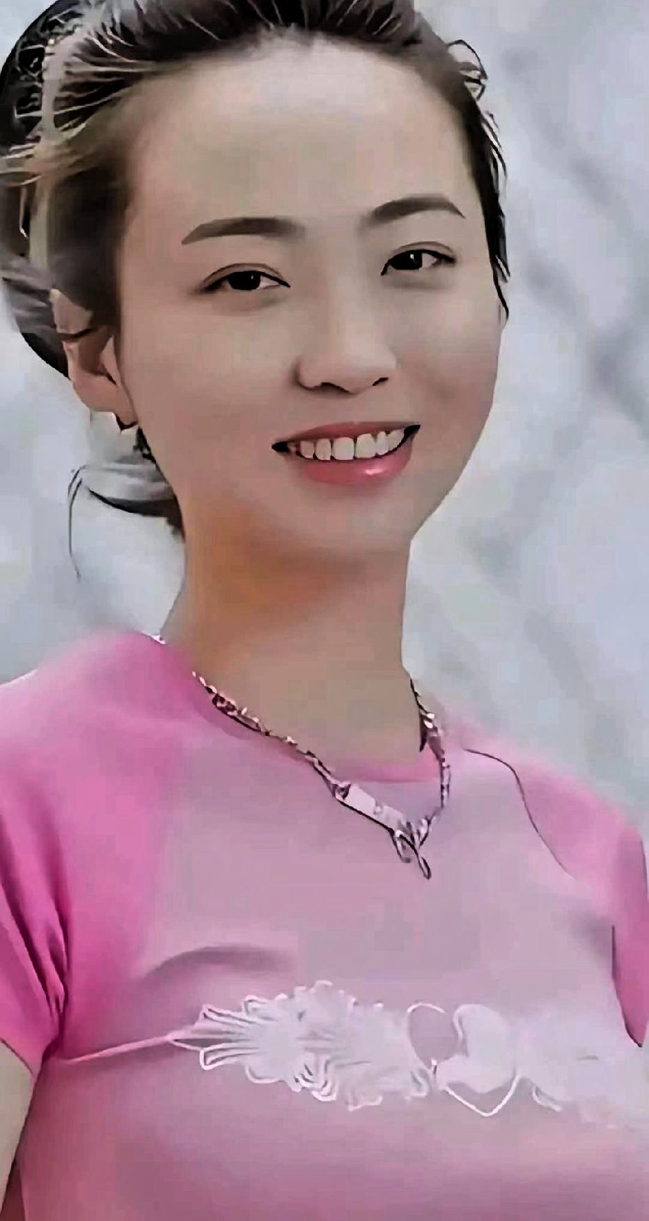 白珊珊，恒大歌舞团团长，
1989年生人，属蛇的顶级美女。
于2024年和商人李