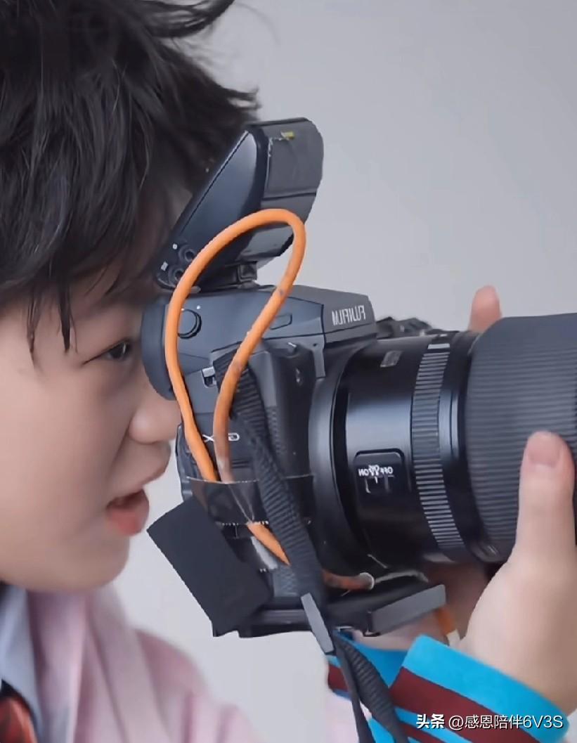 哈哈，婵宝的服装搭配确实老让人操心，没几个造型让人觉得特别对味儿。但说实话，大家