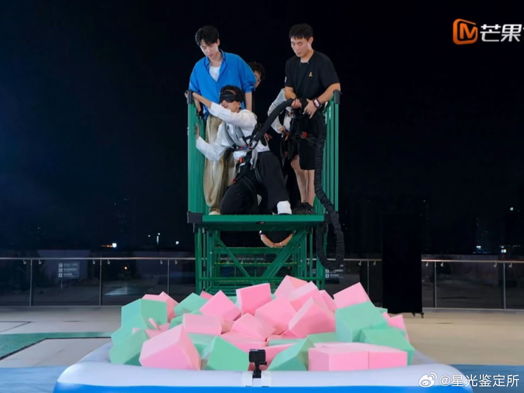 李现玩游戏太好笑了李现把我笑出眼泪了 没有刻意凹人设，输游戏时懊恼的小表情太真实