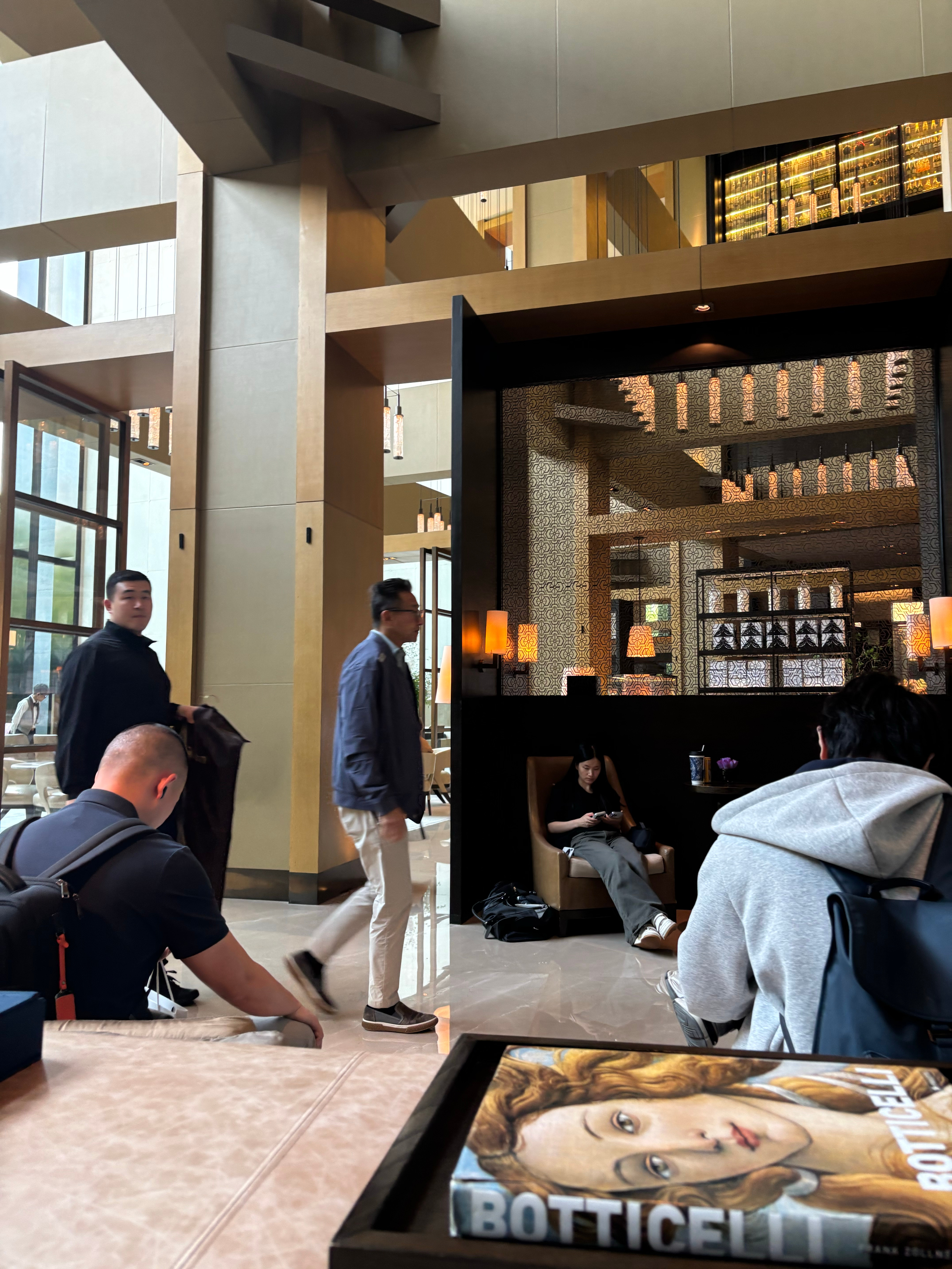 在酒店碰到蔡崇信，走路如风。 