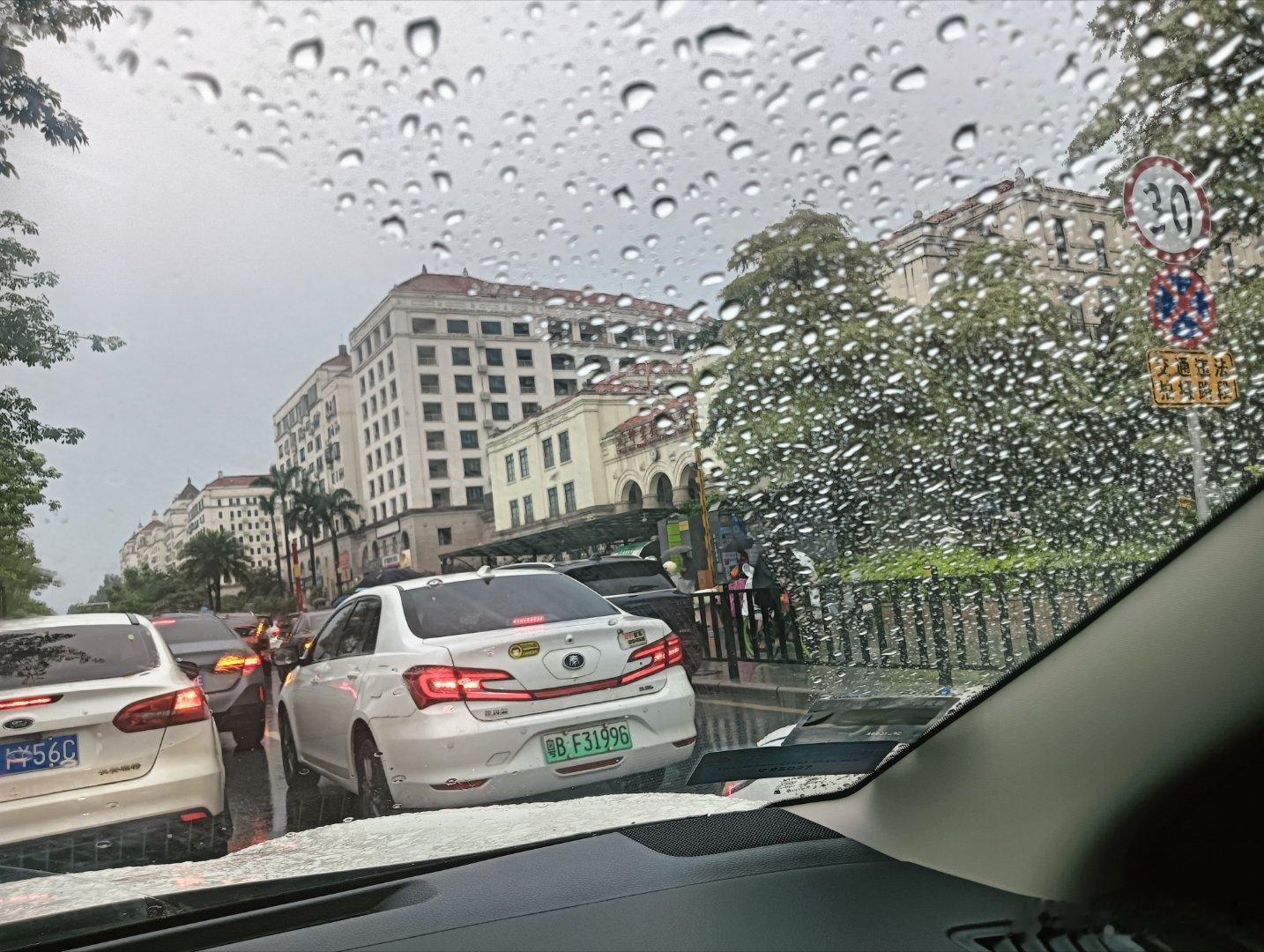 接送小孩这个估计是很多家长最头疼的问题吧！这条家里到学校的路每天都堵，今天下雨更