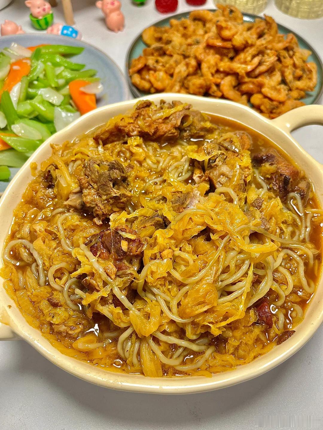 东北人就好这一口酸菜了，除了炖以外，炒也很好吃！就是亲民酸菜袋装量太少了！ 