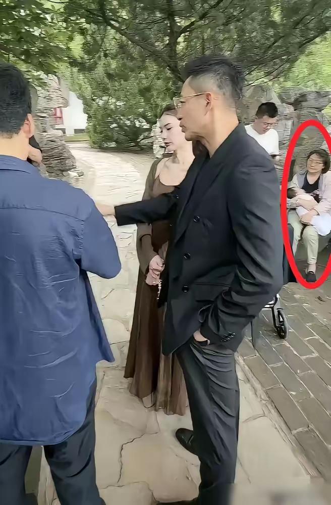 马筱梅家保姆！一张细节照暴露惊人细节，
多数网友围观马筱梅的日常动态时，都忽略了
