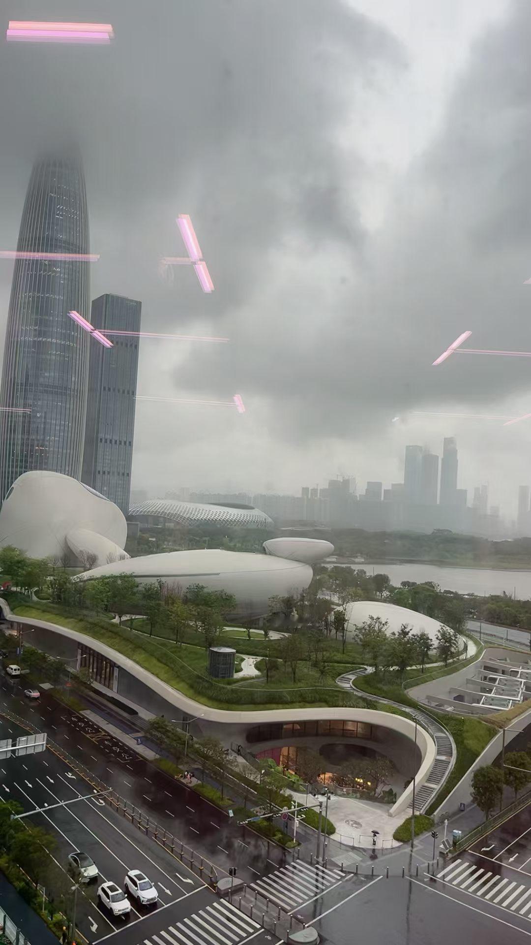 乌云密布，阴雨绵绵，都挡不住这座城市的光芒，不过估计大部分人都不知道这是哪里[呲