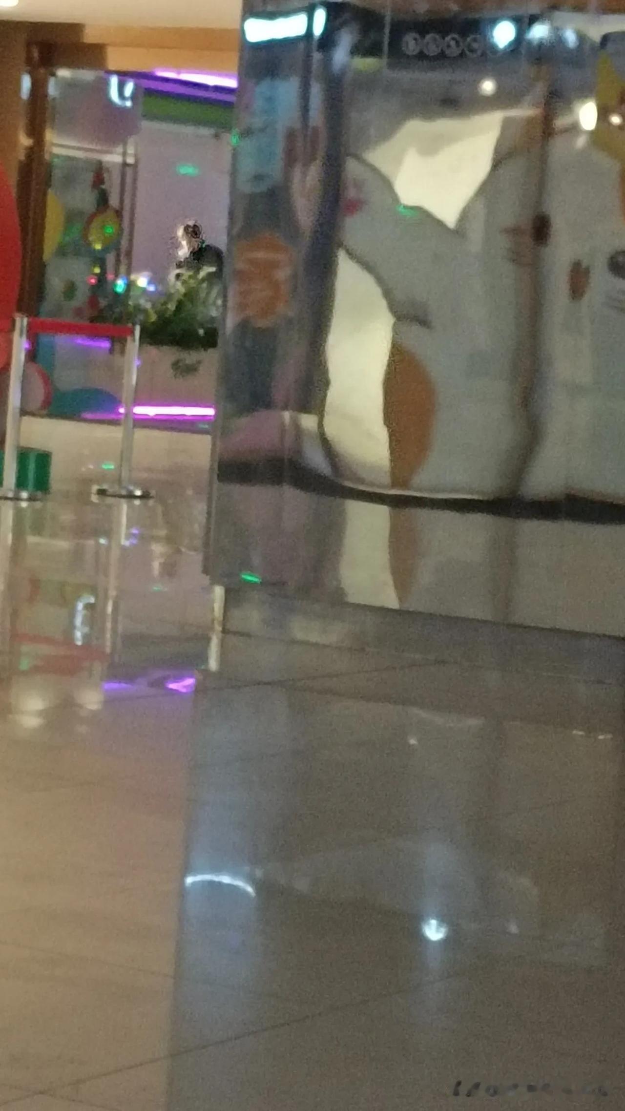 黄埔大道下的perrys.酒巴，黄埔酒馆 这里近六运小区人较多，美女帅哥们经验老