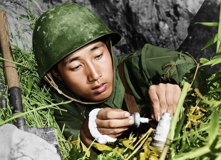 对越边境冲突期间，我军排雷战士在前沿阵地的惊险一刻，镜头里的年轻战士趴在潮湿的草