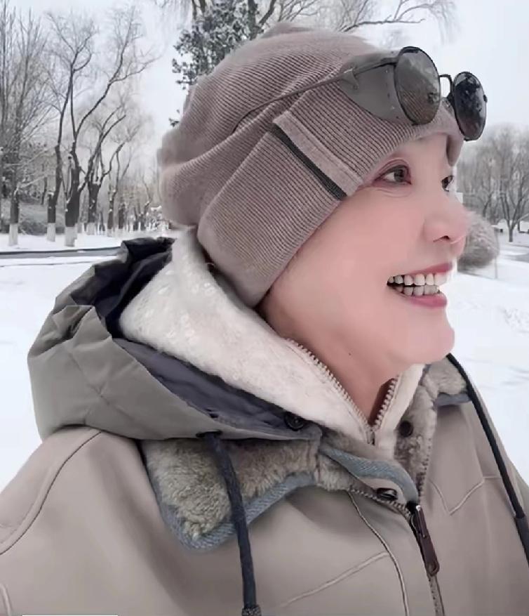 兰姐一回到北京，活力满满，皮肤白皙，精神抖擞，昨天一大早兰姐就来拍视频了，昨天北