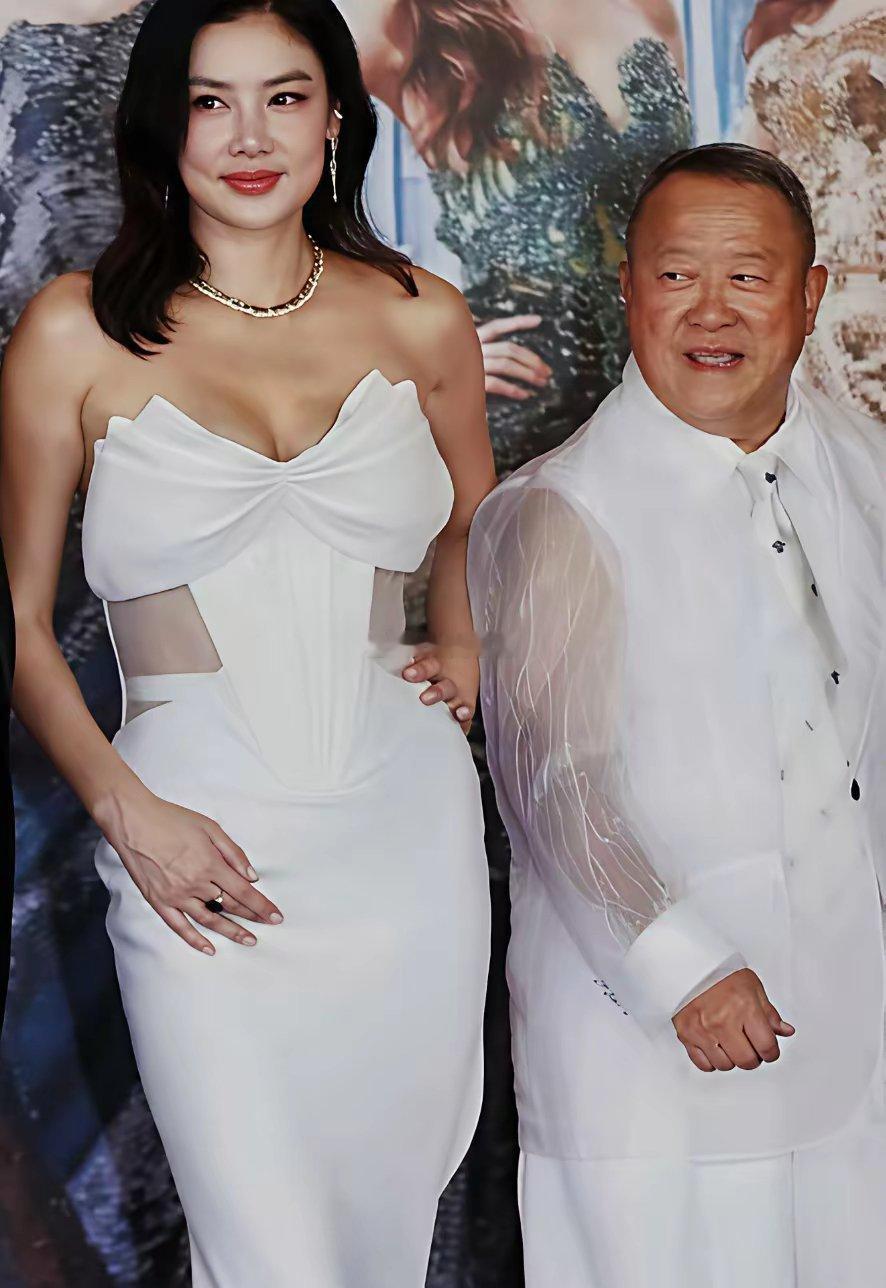 当年，香港小姐总决赛红毯现场乐基儿与曾志伟同台时的一幕 ​​​