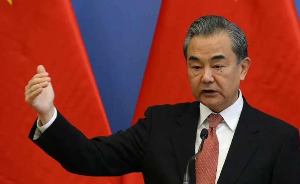 王毅外长亲自为中美关系定下基调，特朗普关键时刻抬了中方一手，关键时刻，美方再度掀