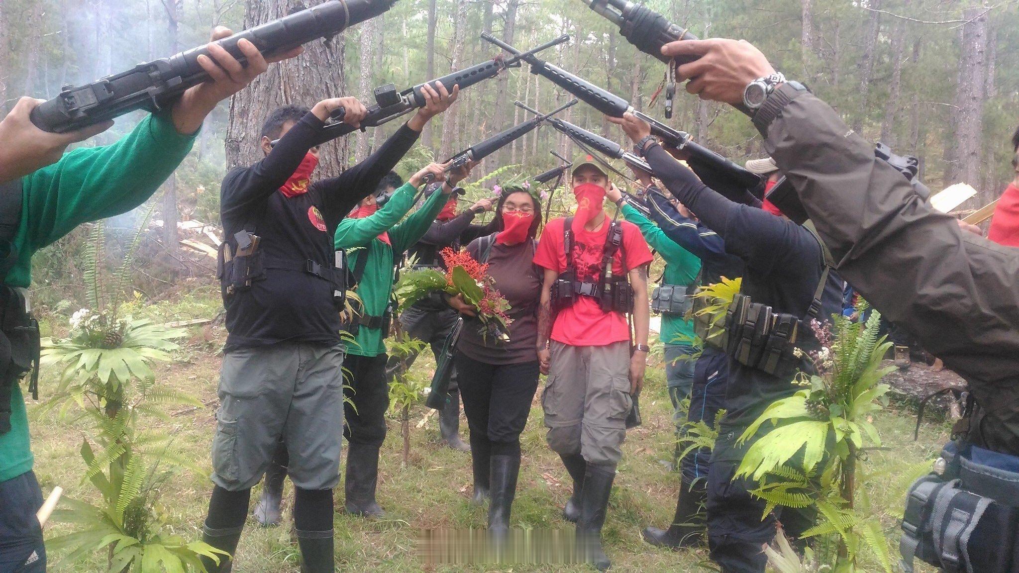 菲律宾共产党两名游击队员在根据地举行婚礼 很像当年的“革命的爱情” 