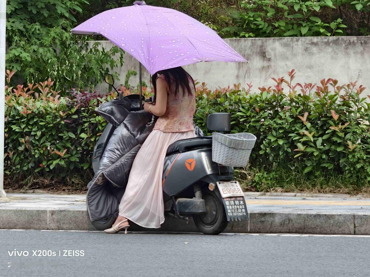 我的今日状态：😭伤心难过
我这里的天气：☀️晴天。现在大街小巷有很多骑电动车的