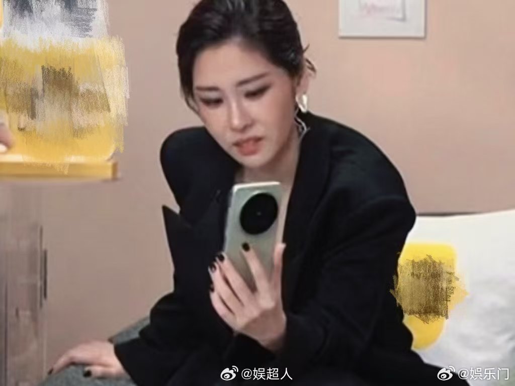 谁给张碧晨化的妆歌手直播歌手2026 妆容与造型完美契合，淡淡烟熏妆提升氛围感，