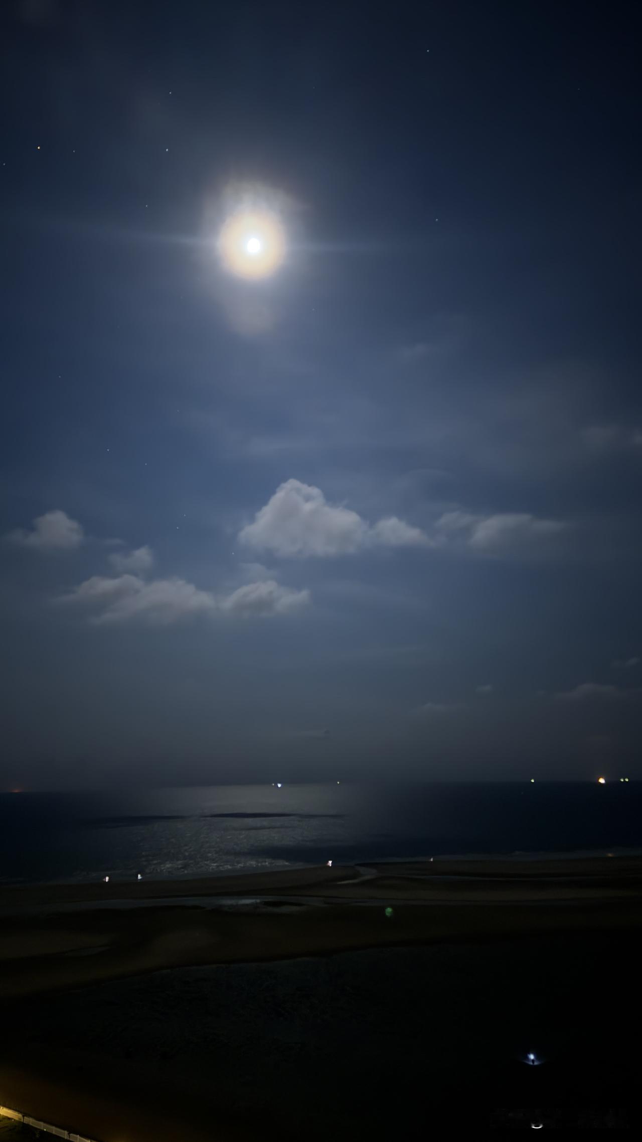 午夜的北海。
海上明月高悬。
那画面堪称绝美。
就如往昔中秋假期。
北海银滩有诸