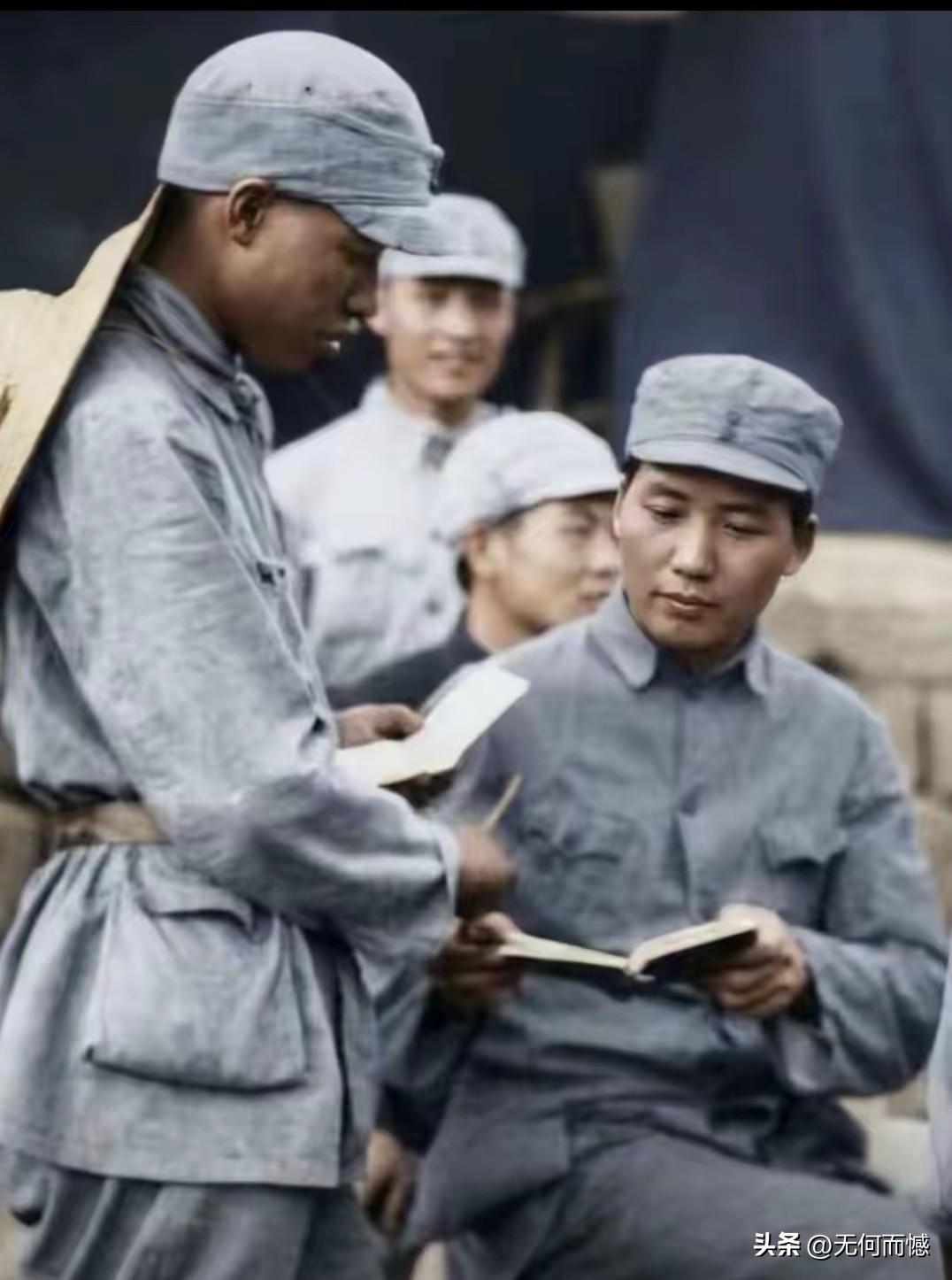 老人家的这张照片特别的经典，这是他正在开会的时候，工作人员送来一个文件，老人家接