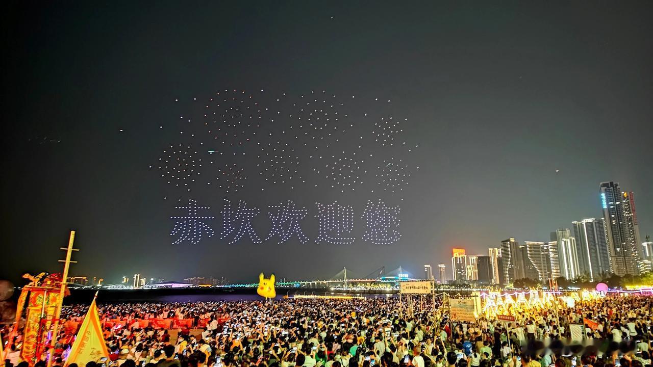 国庆节当天，湛江城市会客厅赤坎金沙湾演绎精彩之夜，盛况空前，无人机表演更让这里的