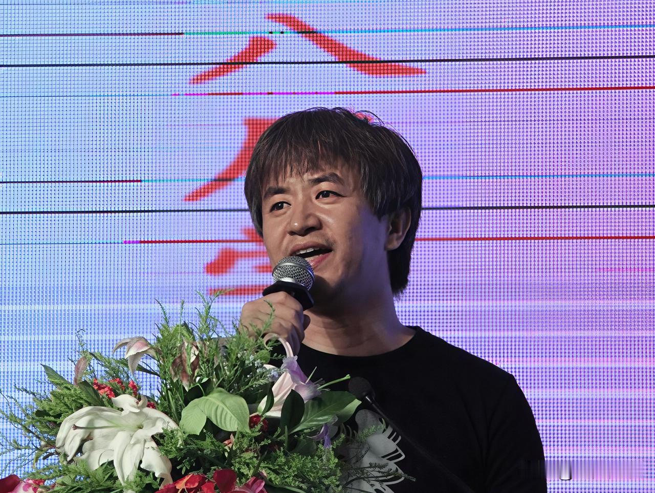 还记得曾经热度很高的求职综艺《非你莫属》吗？

节目里12位企业负责人坐在台上，