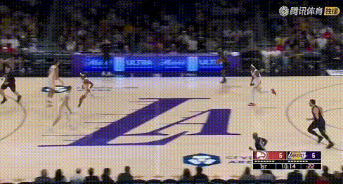 开局就上演——詹姆斯不退防、快下、一步过全有！
图1：上篮不进不退防被3分；图2