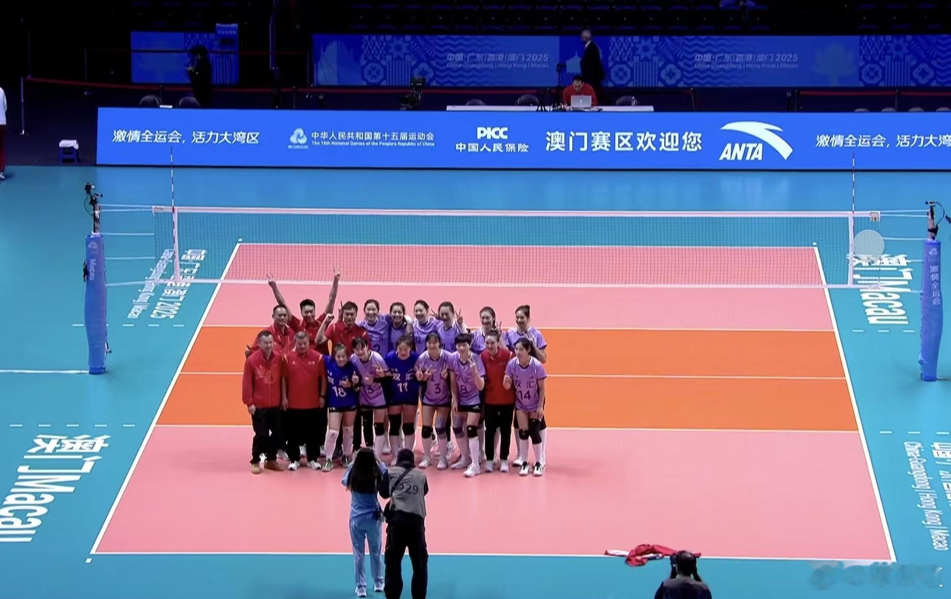 朱婷和全队以及球迷的大合影