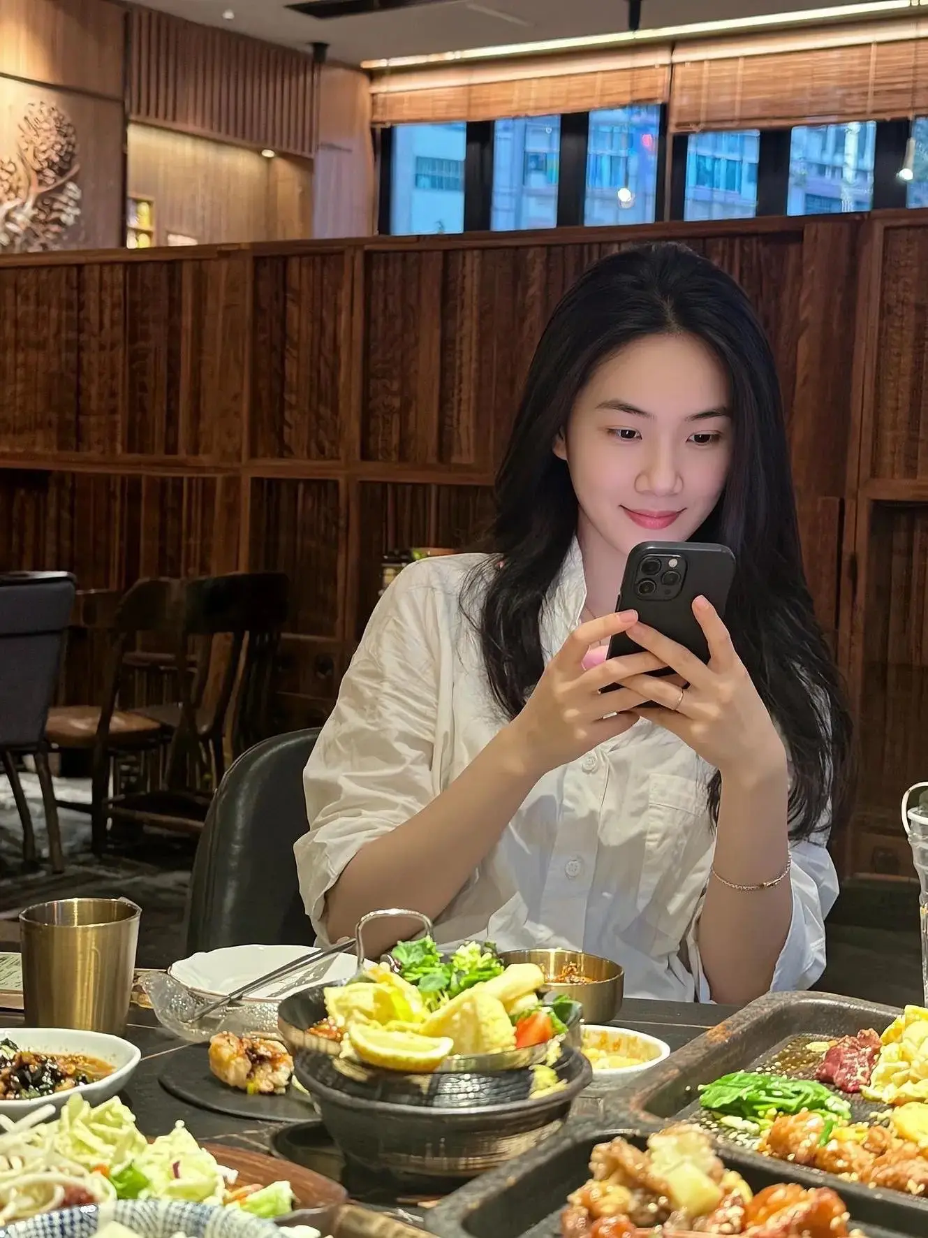 岁月会带走你光滑的皮肤，姣好的容颜，却带不走你心中的星辰大海，唯有内心...