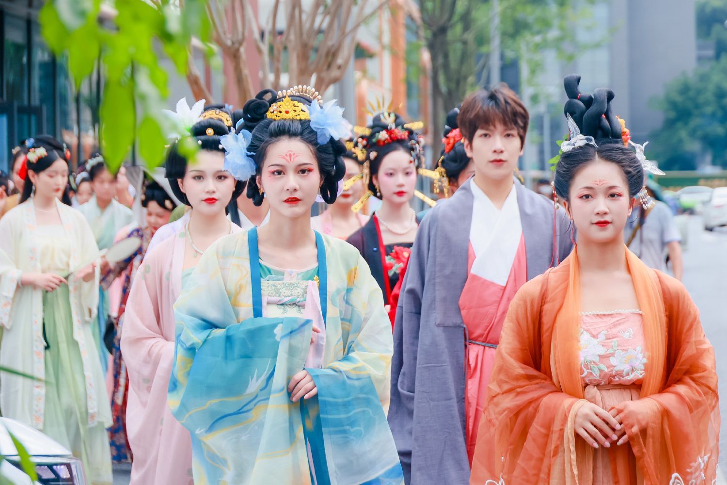 汉服体验正在中国年轻一代中引发热潮，从热门景点租赁到融入日常，凸显了日益增长的文