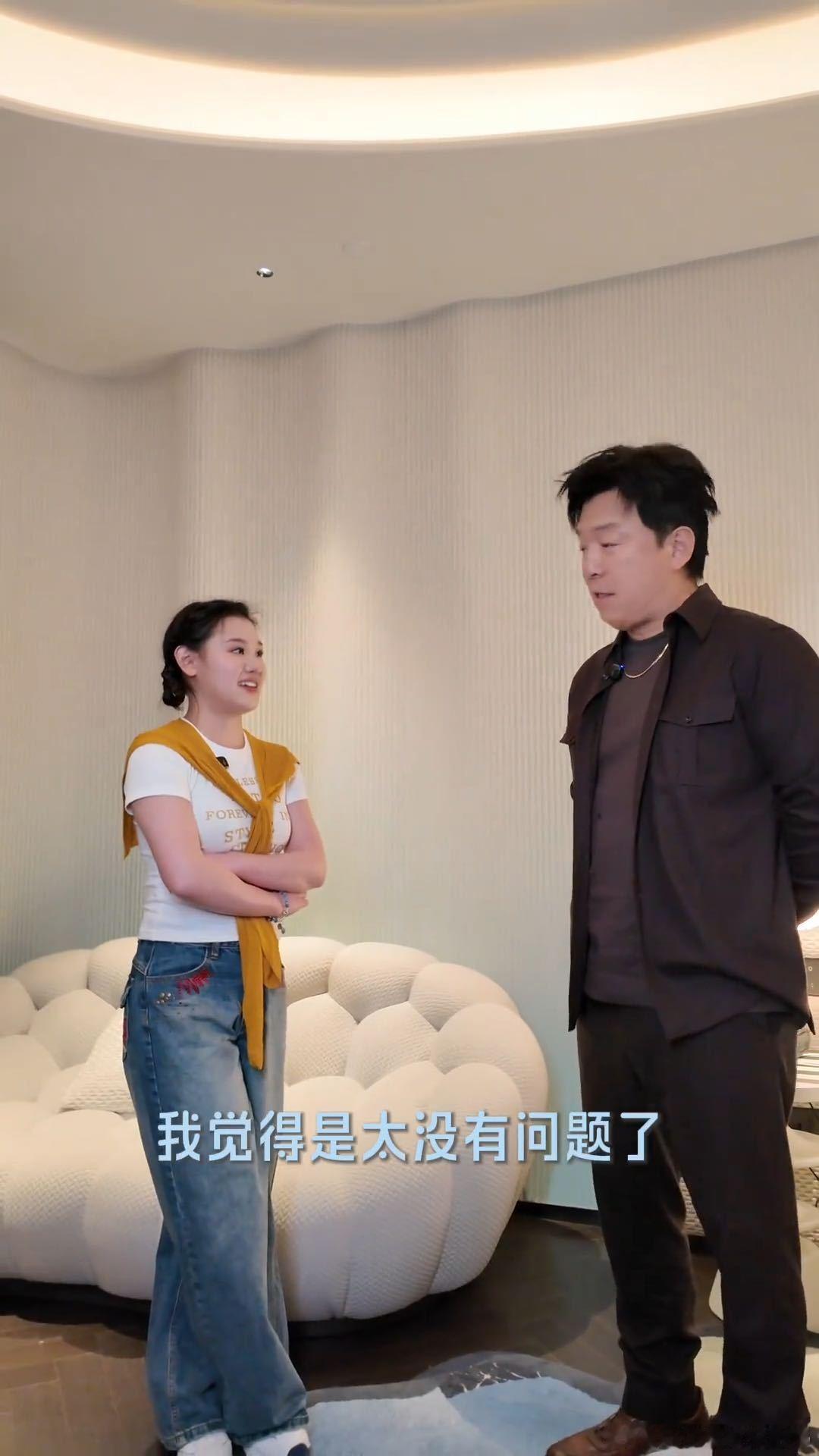 张家齐教黄渤拉伸黄渤说张家齐适合演戏黄渤情商太高了 张家齐教拉伸是降维打击，黄渤