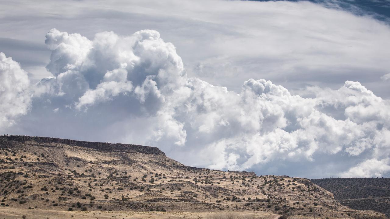 一位从底层崛起的商人说：
为什么从社会底层往上爬这么难？不是你不努力，是规则太残