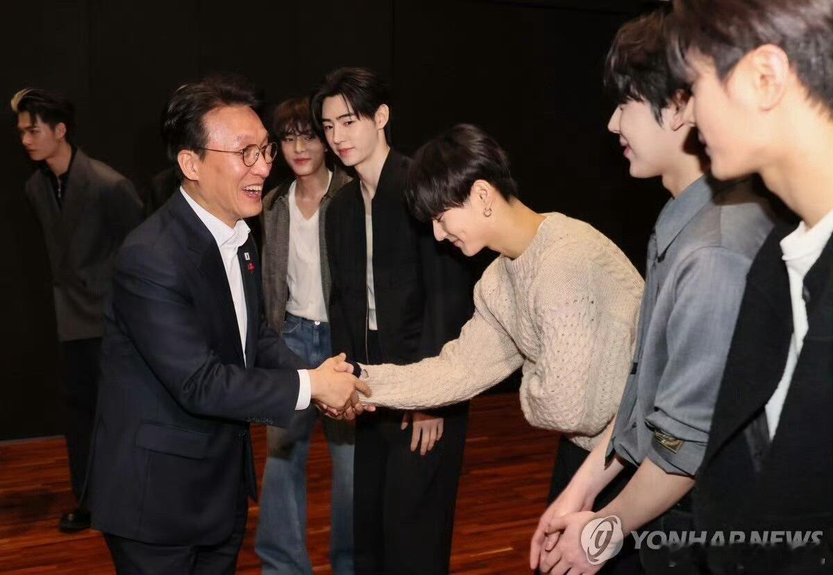 韩国国务总理金民锡于今日会见了ENHYPEN朴综星屁股好翘 