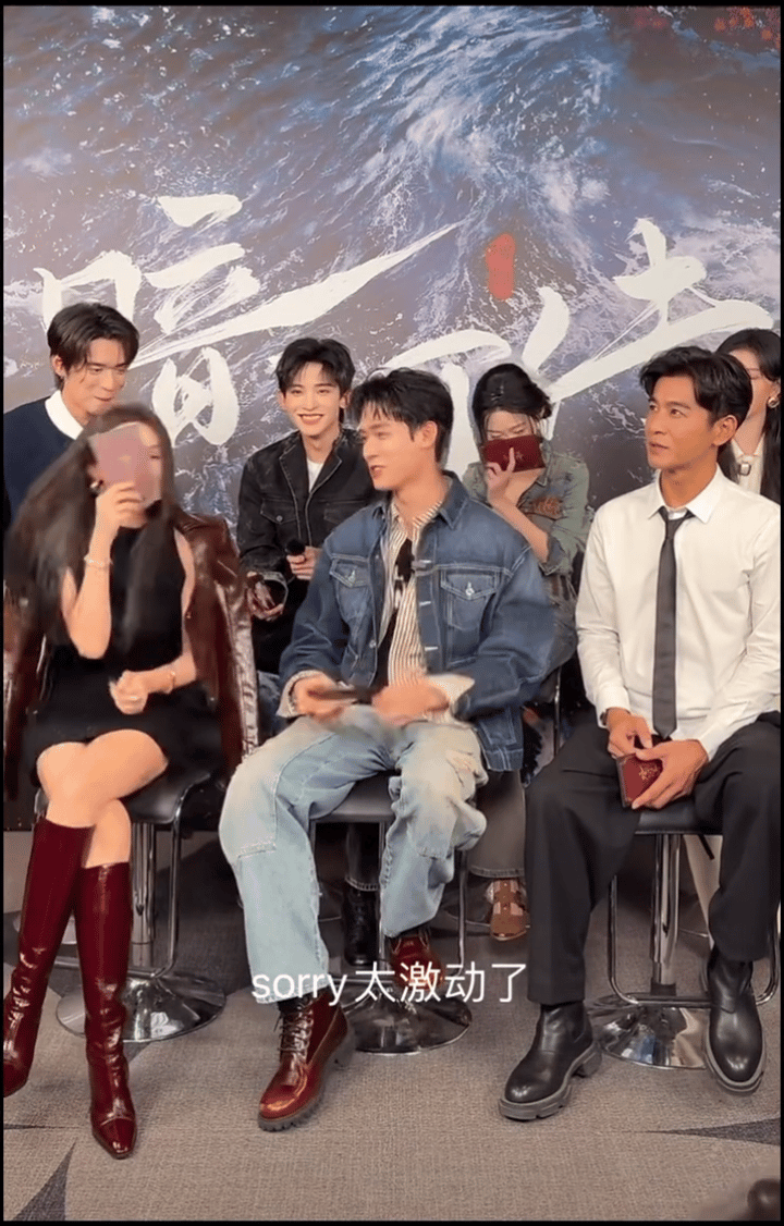 彭小苒被龚俊喷到口水的反应 《暗河传》直播花絮里这意外一幕太有趣！龚俊“口水突袭