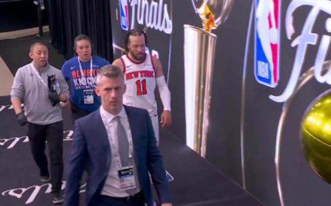 NBA总决赛，马刺主场对阵尼克斯的第一场比赛中，出现了奇葩的一幕。比赛进行到第三
