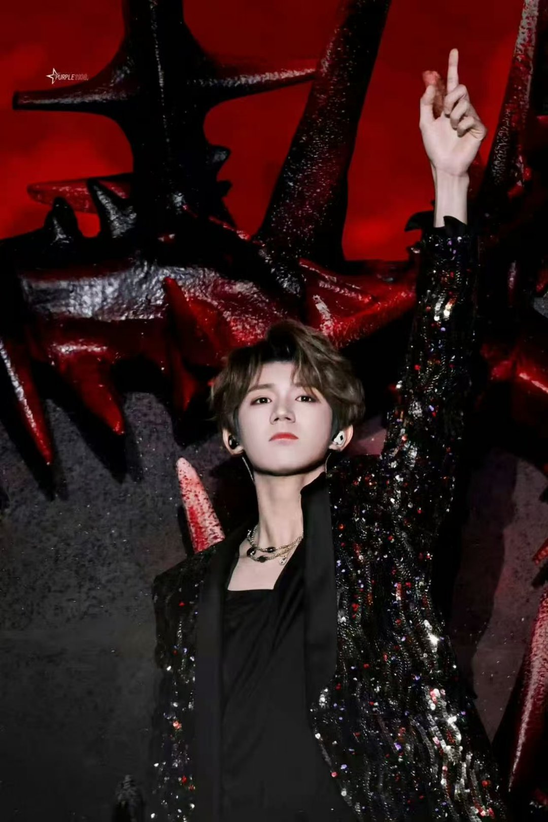 王源泡泡岛音乐节披风造型 王源那个披风一甩，泡泡岛的风都跟着他走了。春日音乐盛宴