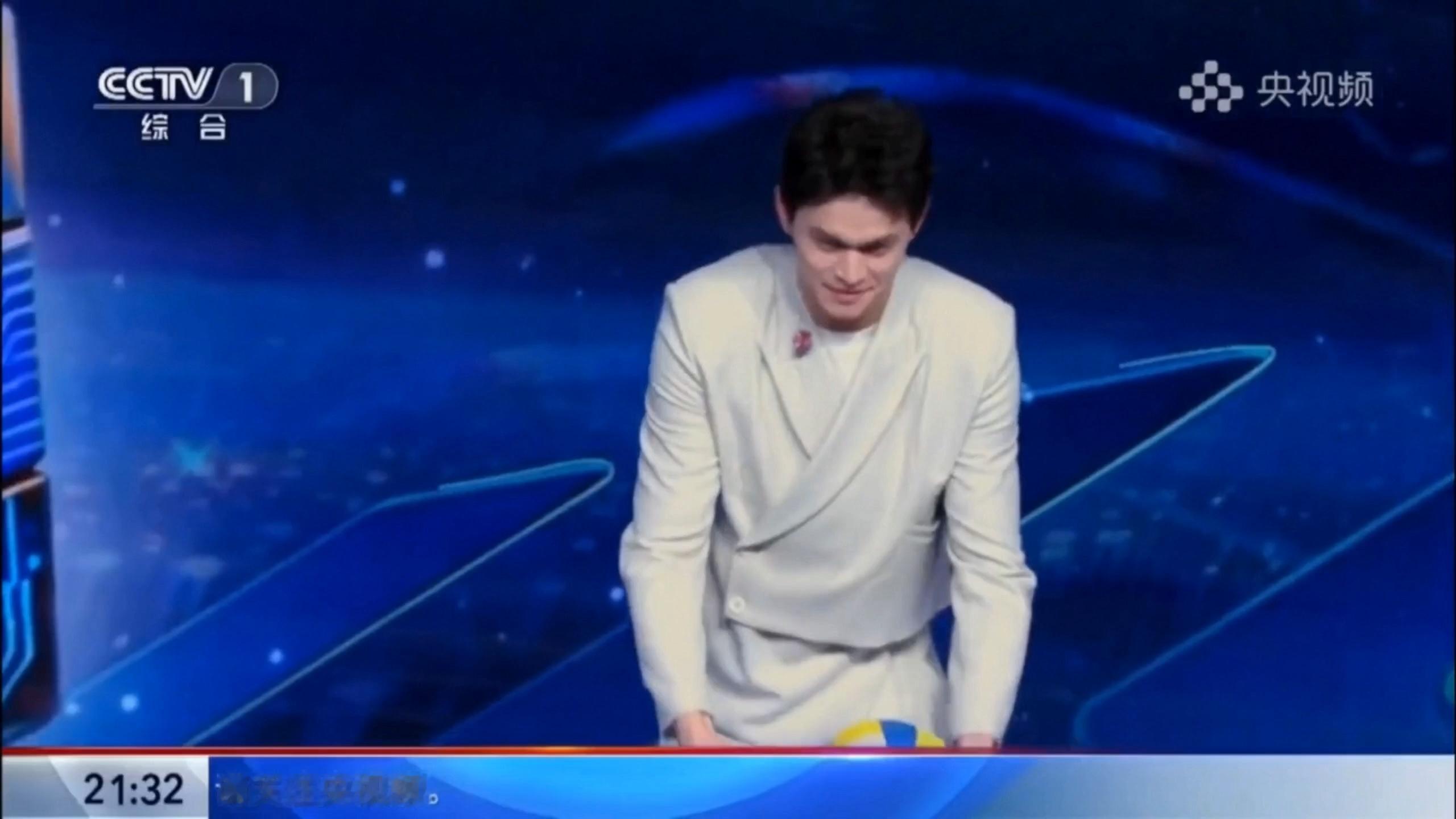 18.0『9386』就是真的没懂为什么要把蛋糕要端这么低🤣生日蛋糕自有千斤之重