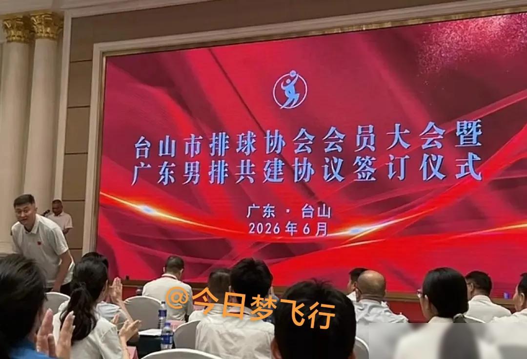 杜锋朱芳雨消息，北控请杜锋做主教练纯属无稽之谈！朱芳雨的“清闲”，倒是把广东男篮