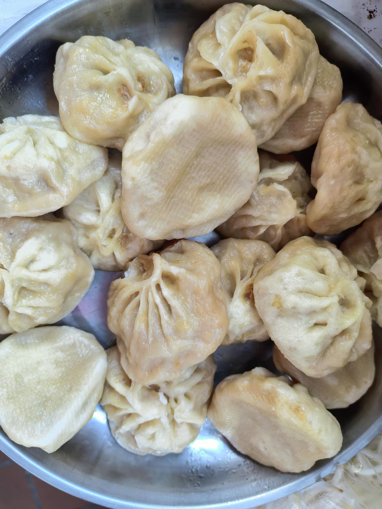 蒸包子好久没有这么失败了。
     今天包的包子是西葫芦馅，包完后本来是要二次