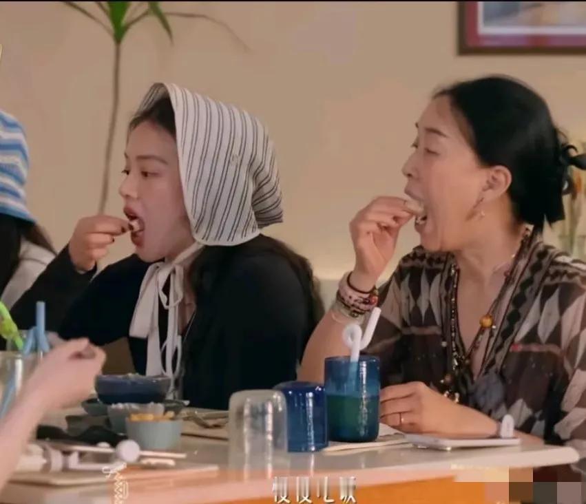 哇塞，马思纯与那英这动作简直神同步哈：一直觉得马思纯斗鸡眼明显，颜值与演技都不在
