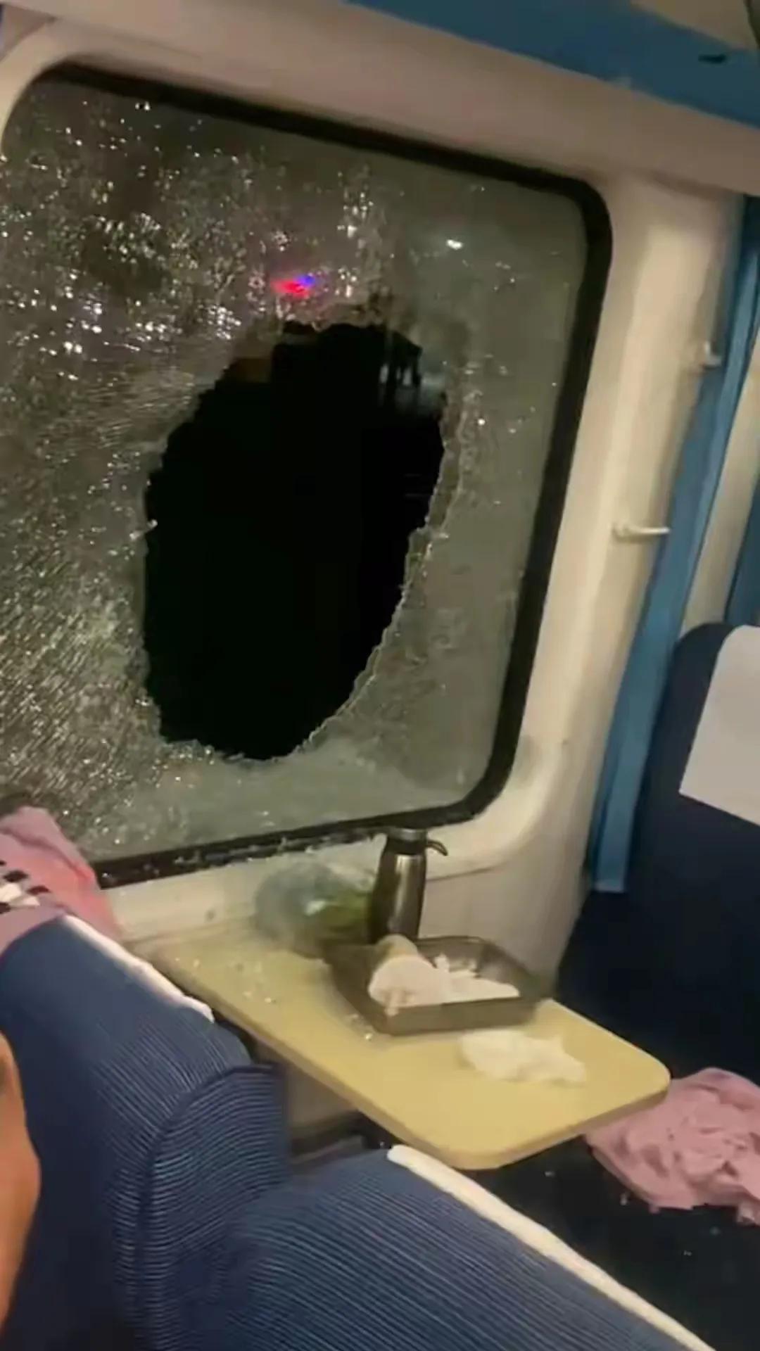 媒体评乘客破窗通风自救：砸得好
一节车厢100多乘客，只有一个勇敢的人也是无语了